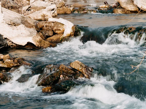 Écoulement Une Rivière Orageuse Sur Les Rochers Eau Bleue Claire — Photo