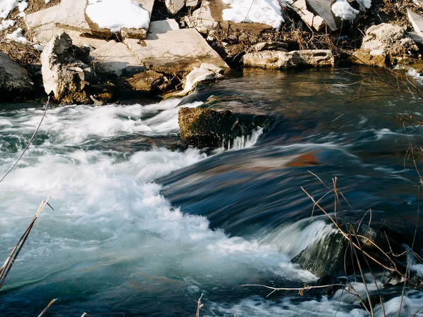 Přírodní Voda Krasový Pramen Přírodní Zdroj Pitné Vody — Stock fotografie