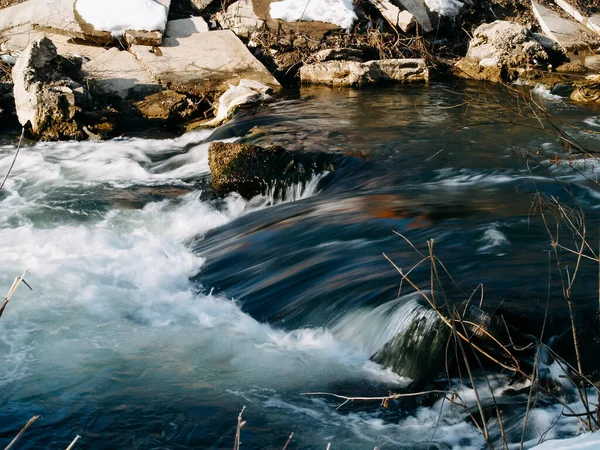 Přírodní Voda Krasový Pramen Přírodní Zdroj Pitné Vody — Stock fotografie