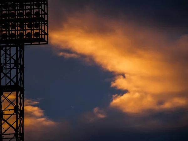 Silhouette Projecteur Terrain Football Sur Fond Coucher Soleil Orange Violet — Photo