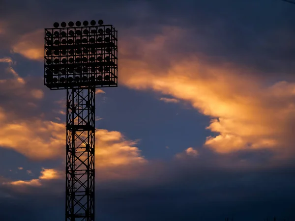 Silhouette Projecteur Terrain Football Sur Fond Coucher Soleil Orange Violet — Photo