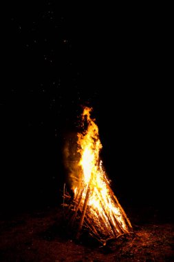 Ormanda büyük parlak bir yangın, orman yangınları tehlikesi