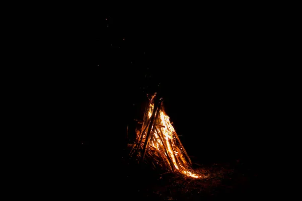 Velký Požár Vzplál Temnotě Lesa Zapálil Táborák Túře — Stock fotografie