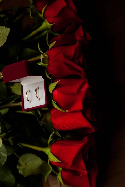 Anillos Boda Oro Una Caja Roja Lujoso Ramo Rosas Rojas — Foto de Stock