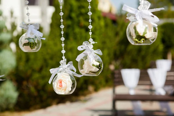 Roses Boules Verre Dans Décor Fête Mariage — Photo