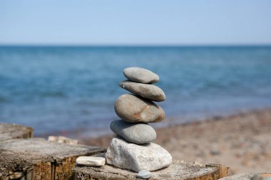 Deniz arka planı birbiri üstüne yığılmış taşlar