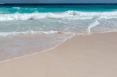 Deniz dalgası kumsalda