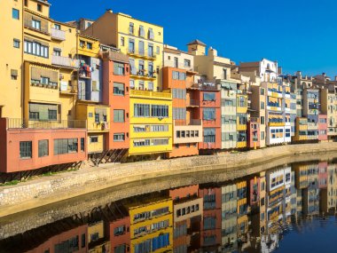 Su, Girona, Katalonya, İspanya yansıyan renkli evleri