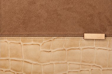 kabartma detayları ve ahşap arka plan üzerinde pembe fiyonk ile el yapımı kart