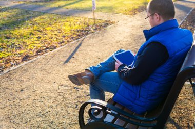 Dışarıda tablet bilgisayar kullanan bir adam.