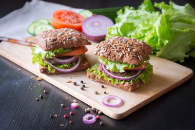 ahşap arka plan üzerinde tahıl ekmeği ile taze ev yapımı hamburger