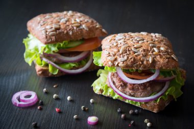 ahşap arka plan üzerinde tahıl ekmeği ile taze ev yapımı hamburger