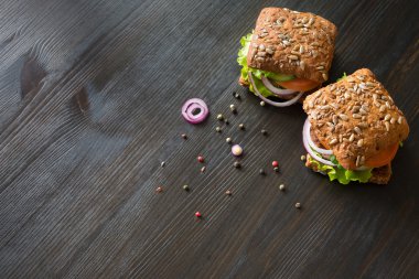ahşap arka plan üzerinde tahıl ekmeği ile taze ev yapımı hamburger
