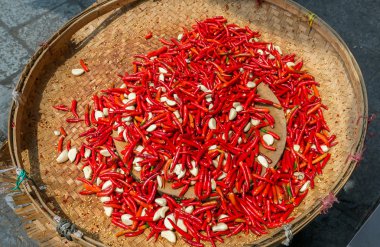 Bir sepet üzerine sarımsaklı kırmızı sıcak biber