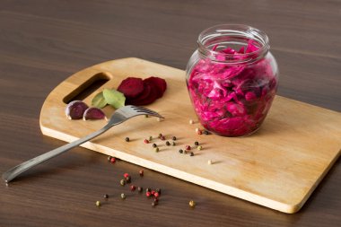 lahana turşusu pancar ve baharatlar cam kavanozda