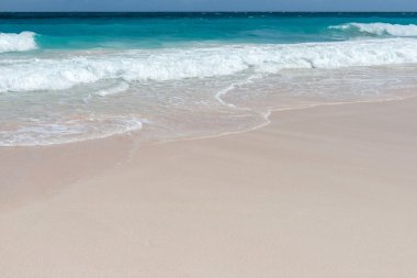 Deniz dalgası kumsalda