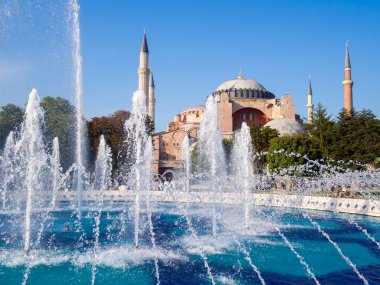 Ön planda bir çeşme ile Istanbul'da Aya Sofya Camii