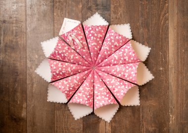 el yapımı kağıt kornetler ahşap arka plan üzerinde