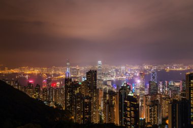Gece Hong Kong manzarası. Victoria Peak görünümünden