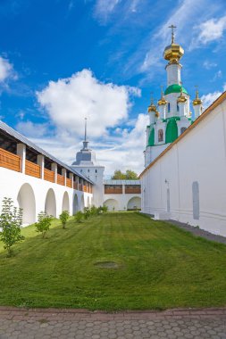 Yaroslavl bölgesinde, Rus altın yüzük güzel Ortodoks Manastırı ile manzara