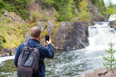 adam açık havada bir fotoğraf ile telefon al 