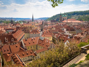  dan yukarıda kırmızı kiremitli çatılar, Bahar, Prague, Çek Cumhuriyeti ile evlerin görüntülemek