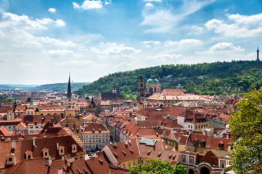 dan yukarıda kırmızı kiremitli çatılar, Bahar, Prague, Çek Cumhuriyeti ile evlerin görüntülemek
