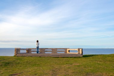 göl ve gökyüzü arayan kadın