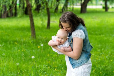 genç kadın ve şirin bebek kızı açık