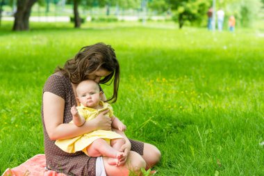 genç kadın ve şirin bebek kızı açık