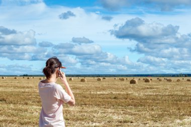 Dışarıda cep telefonu kullanan genç bir kadın.