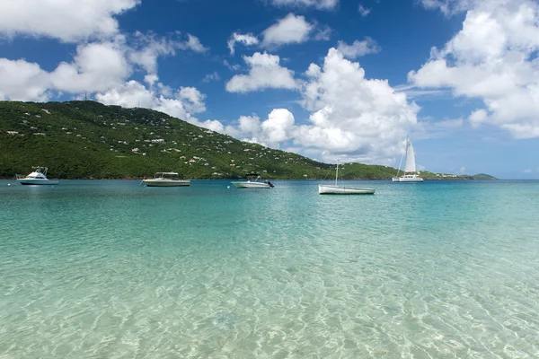 Bahía del océano en la isla con yates en ancla — Foto de Stock