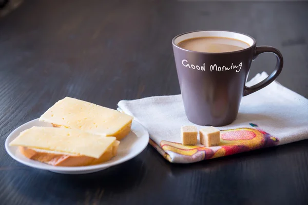 Petit déjeuner avec café et sandwichs frais au fromage — Photo