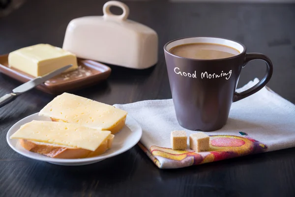 Petit déjeuner avec café et sandwichs frais au fromage — Photo