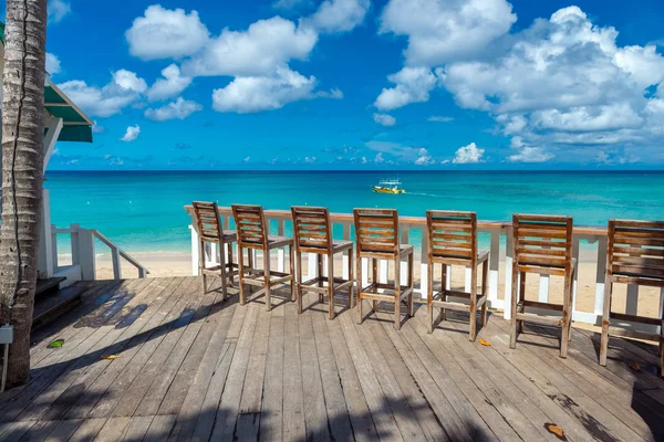 Открытое кафе на пляже Барбадоса, Карибский бассейн — стоковое фото