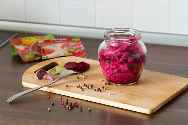 lahana turşusu pancar ve baharatlar cam kavanozda