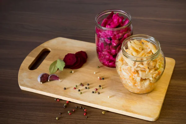 lahana turşusu pancar ve baharatlar cam kavanozda