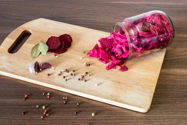 lahana turşusu pancar ve baharat ahşap backgr üzerinde cam kavanozda