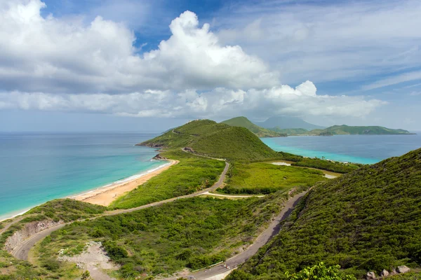 ada St.Kitts görünümü. Bir tarafta, Karayip Denizi diğer tarafta Atlantik Okyanusu