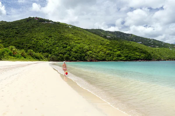 Mujer joven caminando en la orilla de una playa tropical en el Caribe — Foto de Stock