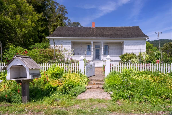 Amerikanisches altes Haus mit Garten — Stockfoto