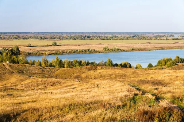Jesienny krajobraz rzeki Oka w pobliżu Konstantinovo village, Federacja Rosyjska — Zdjęcie stockowe