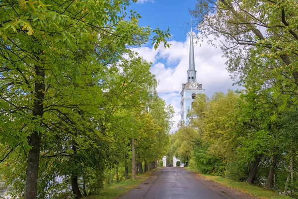 Φθινοπωρινό τοπίο με την όμορφη εκκλησία, Ρωσία — Φωτογραφία Αρχείου
