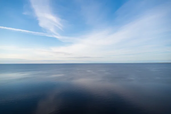 Blauer Himmel spiegelt sich im See wider, Hintergrund der Natur — Stockfoto