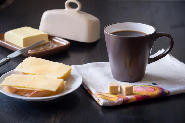 Petit déjeuner avec café et sandwichs frais au fromage — Photo