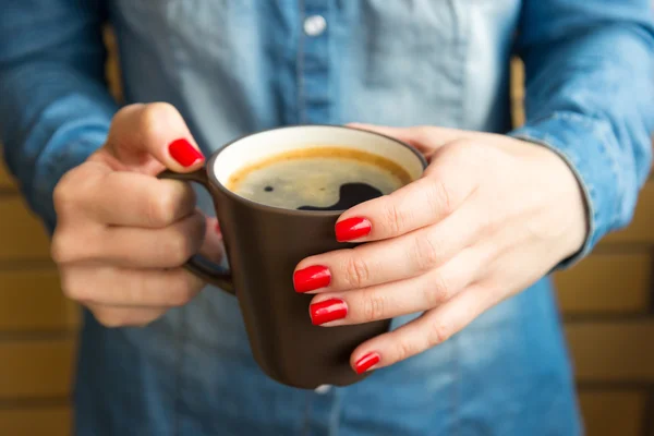 Mains féminines tenant une tasse de café chaud — Photo