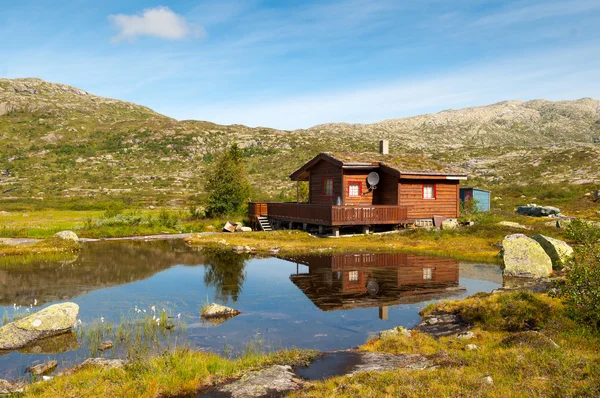 Vacanza casa in legno in montagna — Foto Stock