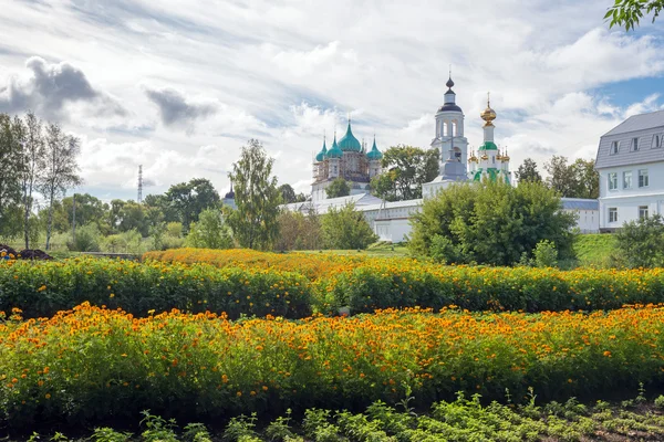 Yaroslavl bölgesinde, Rus altın yüzük güzel Ortodoks Manastırı ile manzara