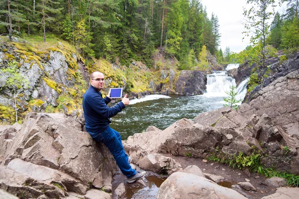 Człowiek z komputera typu tablet daje kciuk w górę na zewnątrz — Zdjęcie stockowe