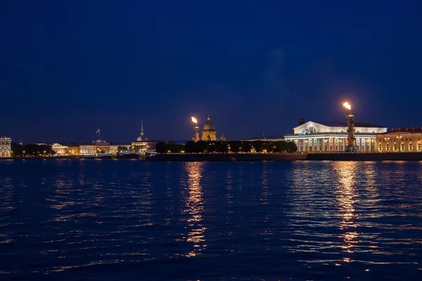 Ночной вид на набережную Санкт-Петербурга — стоковое фото